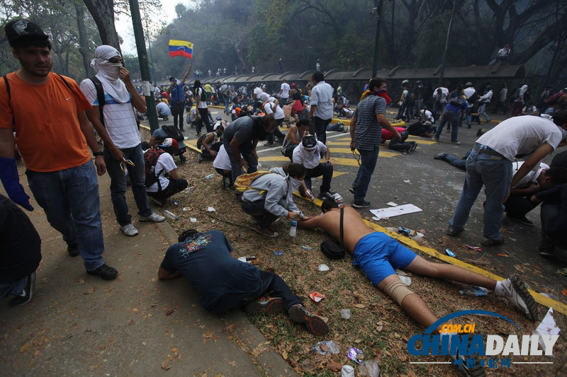 委内瑞拉反政府示威者与警察激烈冲突 致多人死伤