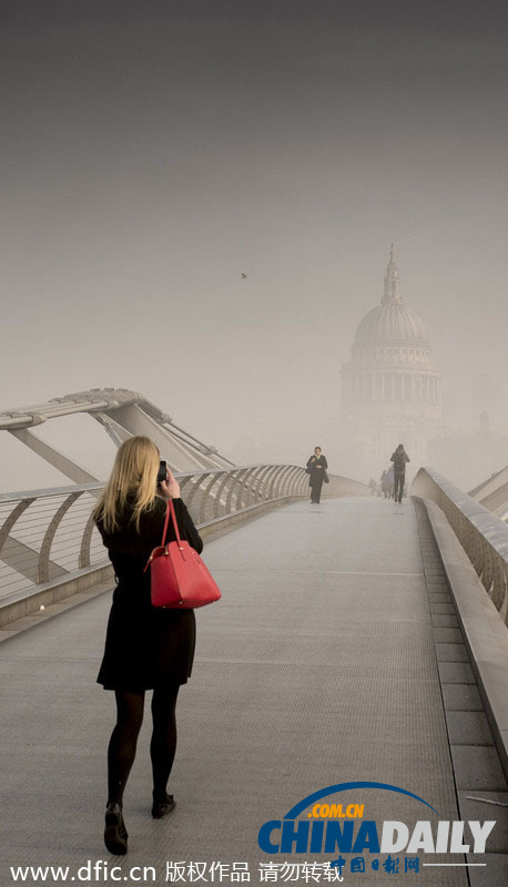 伦敦遭遇大雾天气 仿佛末日来临
