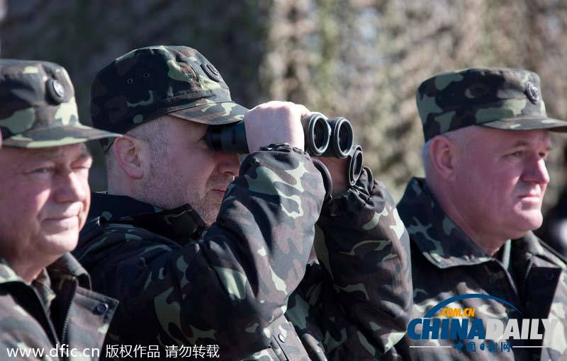 乌克兰代总统观看乌地面军队军事演习