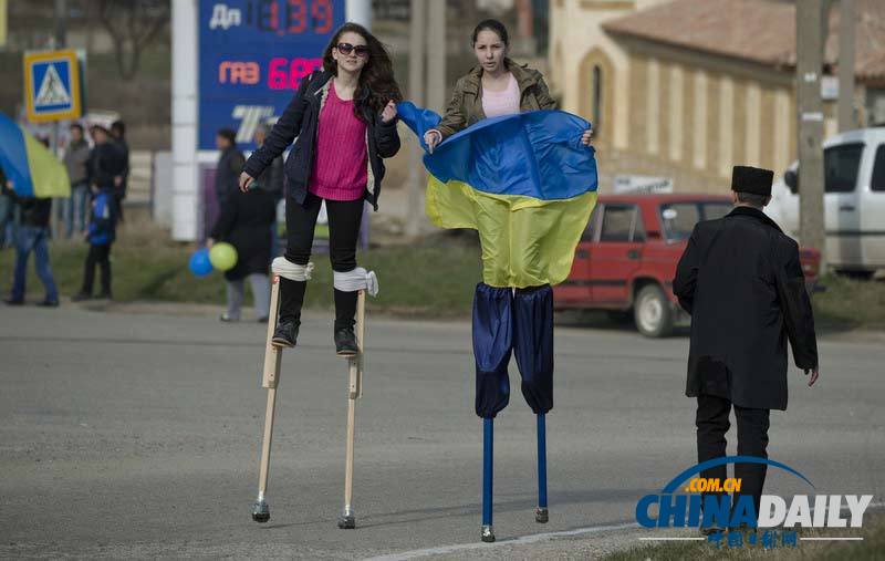 克里米亚亲乌民众游行抗议 女孩在街道上踩高跷