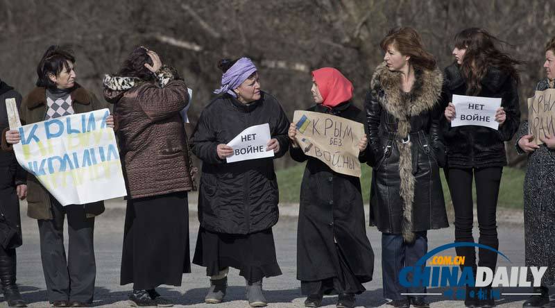 克里米亚亲乌民众游行抗议 女孩在街道上踩高跷