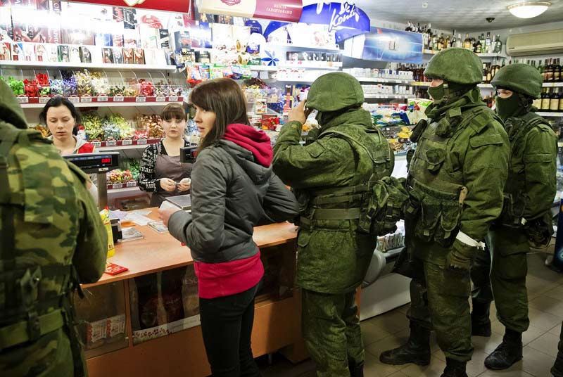克里米亚公投平静中进行 蒙面武装人员商店悠闲购物