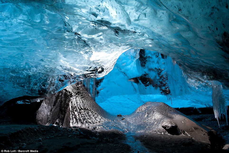 摄影师探访冰岛国宝级冰穴 水晶冰川好似海浪凝固