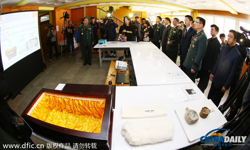 韩国为437名志愿军遗骸举行入棺仪式 动土前洒酒祭奠