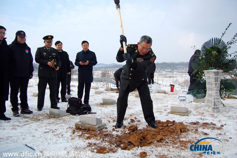 韩国为437名志愿军遗骸举行入棺仪式 动土前洒酒祭奠