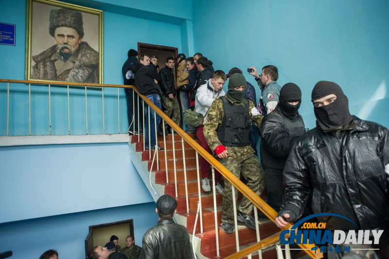 克里米亚自卫队员破墙而入 占领乌克兰海军总部