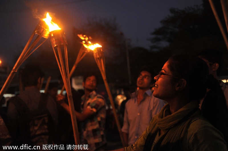 孟加拉国左派学生烧毁老鹰画像 抗议美国帝国主义