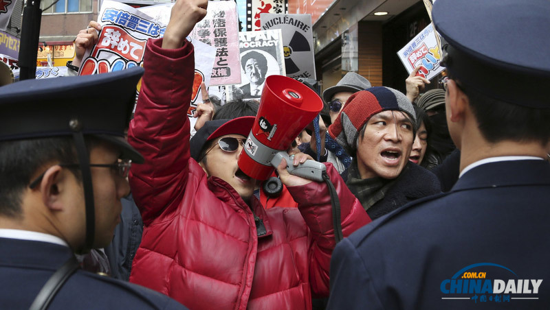日本民众街头围堵安倍 称其法西斯主义者促其辞职