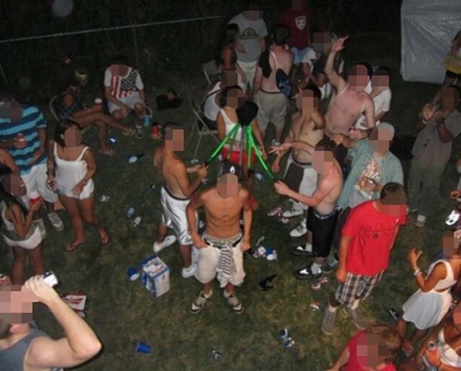 美高中生群聚裸体喝酒狂欢引网友关注