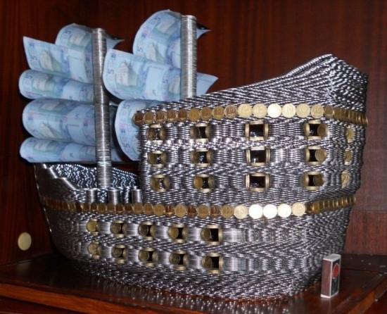 乌克兰夫妻1.7万枚硬币打造3D护卫舰模型