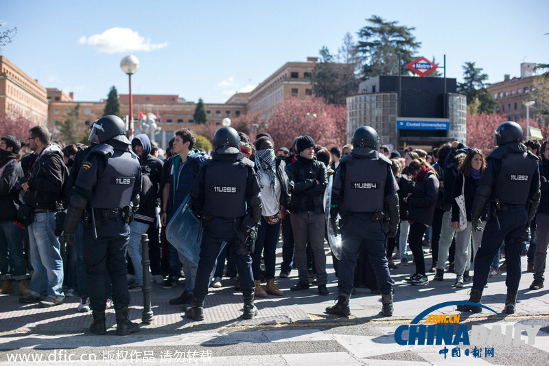 西班牙学生占领大学抗议削减助学金 多人遭警察逮捕