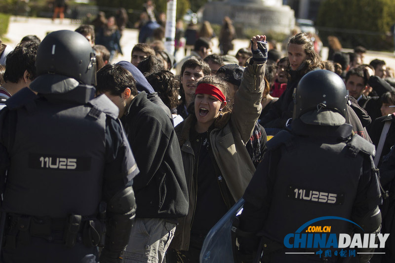 西班牙学生占领大学抗议削减助学金 多人遭警察逮捕