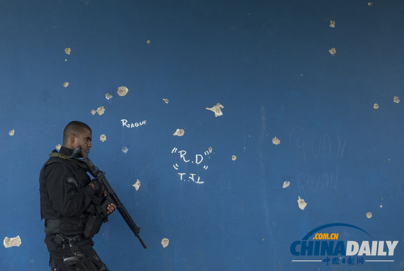 巴西军警“净化”贫民窟迎世界杯 被狗狂吠追赶