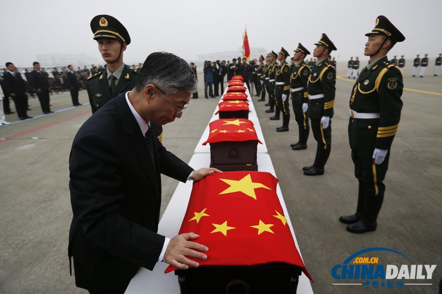 中韩双方28日交接在韩中国人民志愿军烈士遗骸