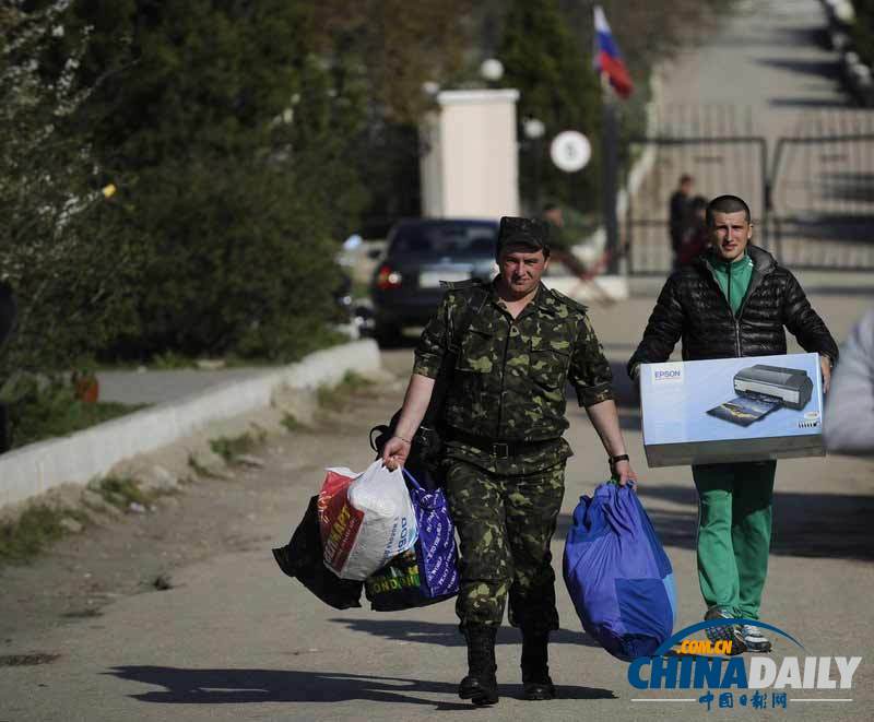 乌克兰士兵撤离克里米亚军事基地 高举国旗依依不舍