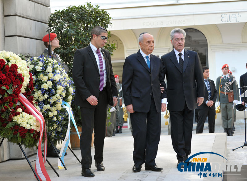 奥地利总统同以色列总统向奥地利犹太人纪念碑献花