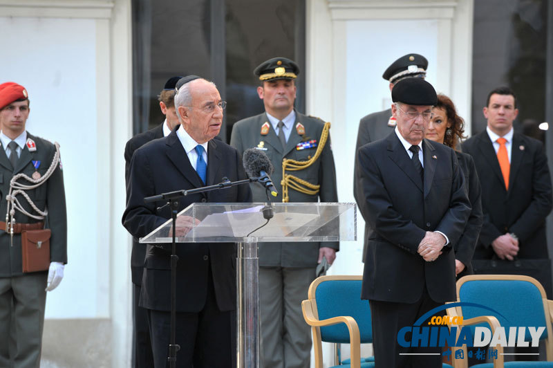 奥地利总统同以色列总统向奥地利犹太人纪念碑献花