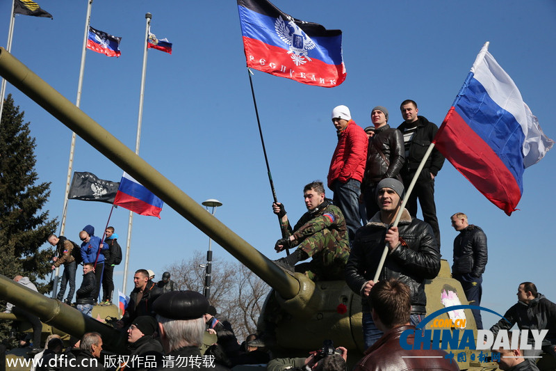 顿涅茨克民众集会高举俄罗斯国旗 要求入俄公投
