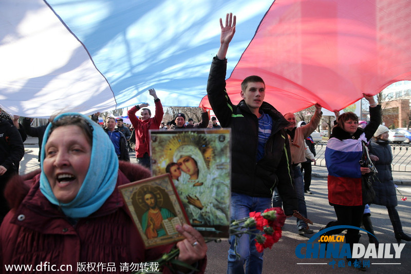顿涅茨克民众集会高举俄罗斯国旗 要求入俄公投