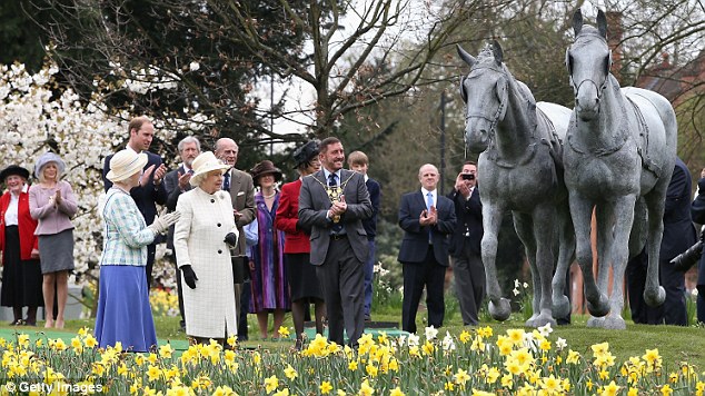 英国女王将迎88岁生日 骑马爱好未丢