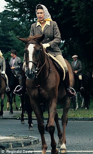 英国女王将迎88岁生日 骑马爱好未丢