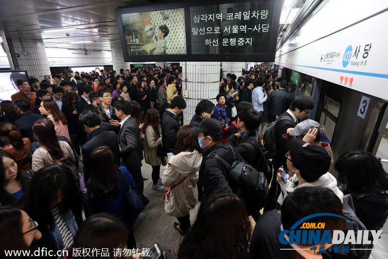 韩国一地铁列车脱轨 大批上班族和学生早高峰