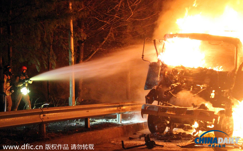 韩国发生货车追尾事故 车身被大火烧毁