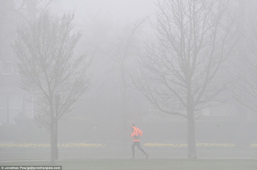 雾霾“袭击”英国多地 民众呼吸困难