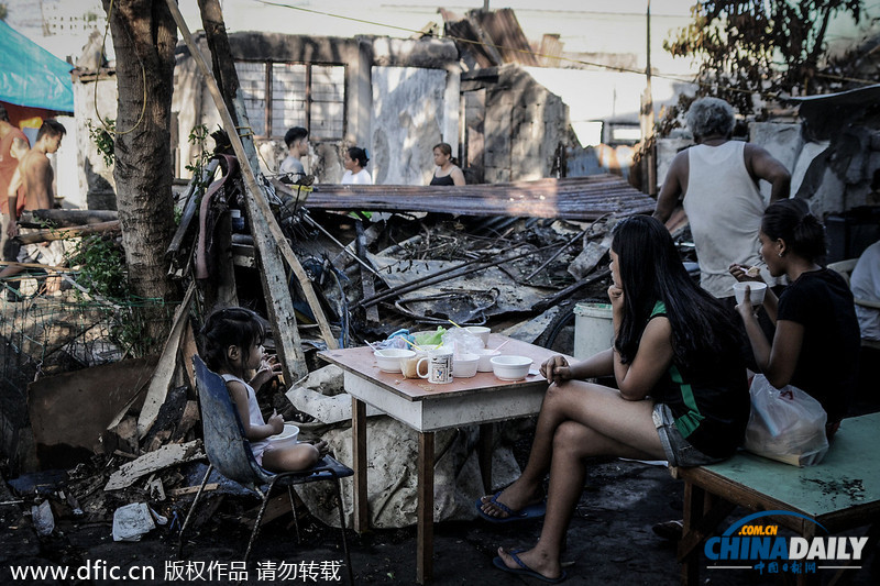菲律宾突发大火 100多房屋被摧毁200多家庭无家可归