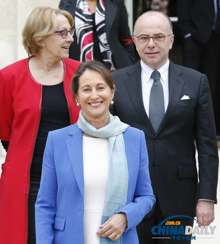 法国新内阁首次开会 奥朗德罗亚尔同台亮相