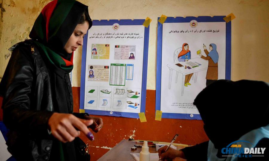 阿富汗大选投票女性选民人数超过250万（组图）