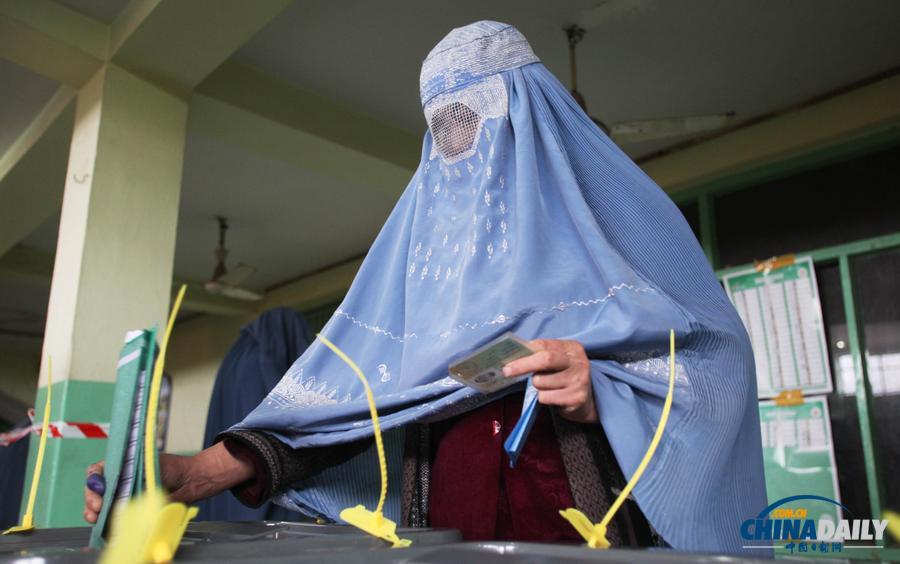 阿富汗大选投票女性选民人数超过250万（组图）