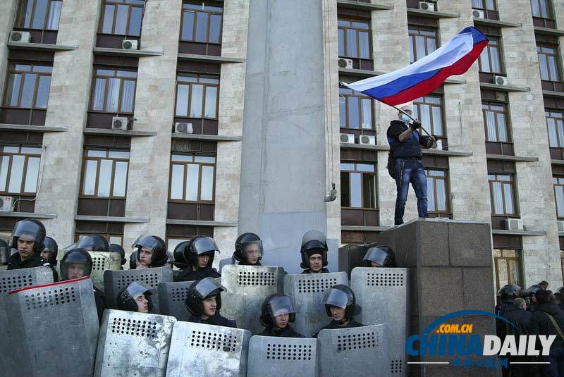 亲俄示威者冲击乌克兰政府大楼 升俄国旗
