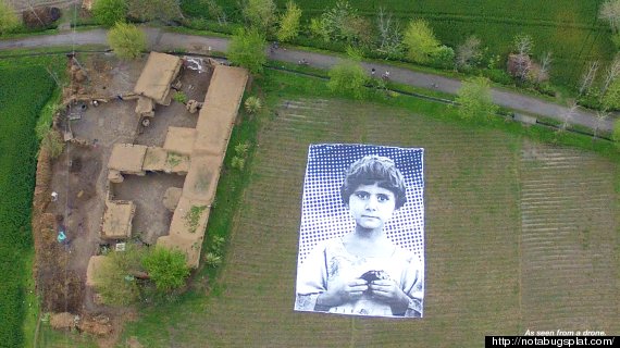 巴基斯坦地面放置巨型儿童画像 羞辱美军无人机项目