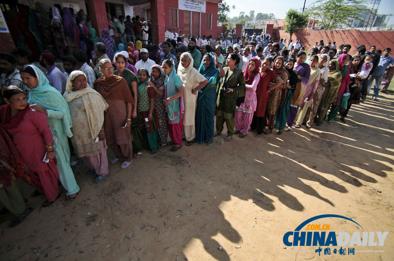 印度举行全球规模最大民主选举 民众排队投票