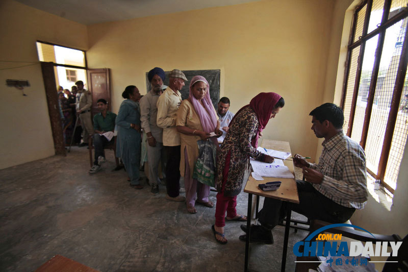 印度举行全球规模最大民主选举 民众排队投票