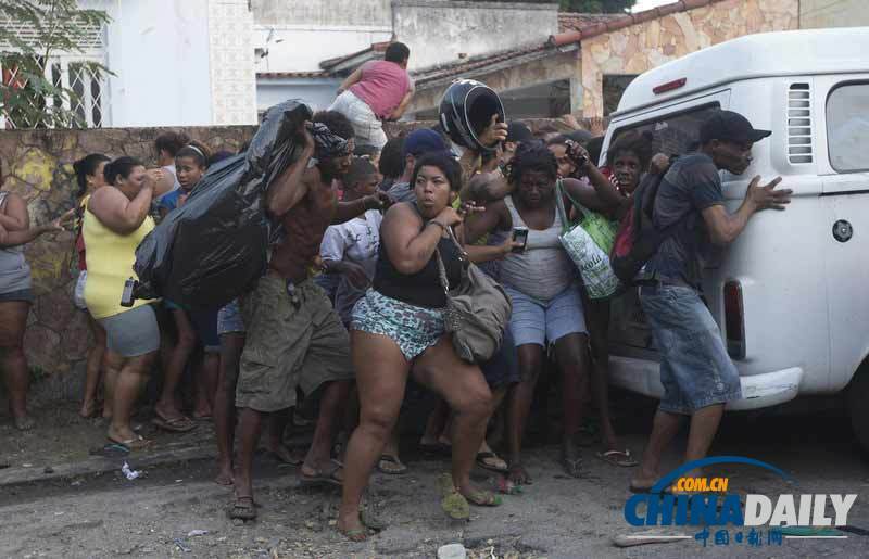 巴西贫民占领废弃楼房遭驱逐 与警方激烈冲突