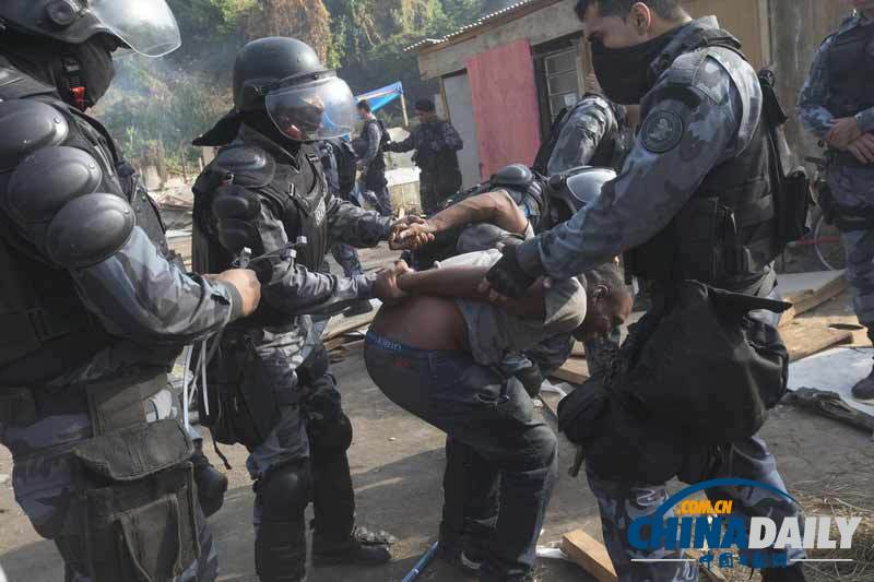 巴西贫民占领废弃楼房遭驱逐 与警方激烈冲突