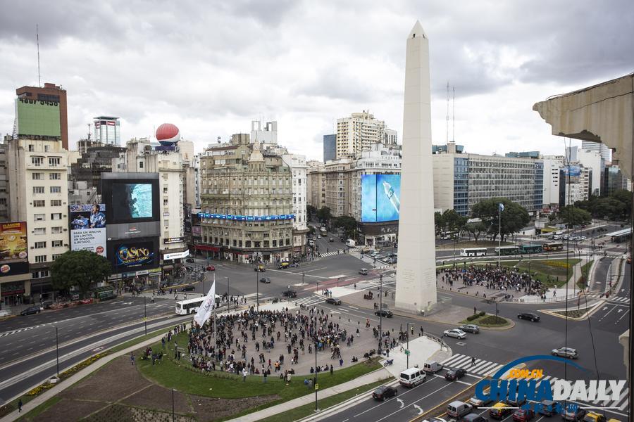阿根廷首都上演“闪聚探戈秀”