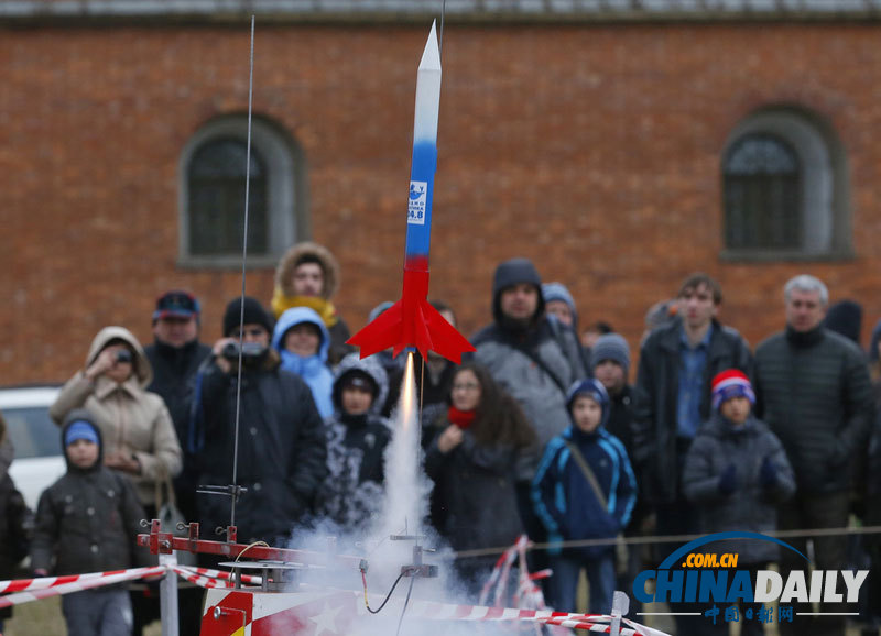 俄罗斯民众发射火箭模型 庆祝人类首次进入太空53周年