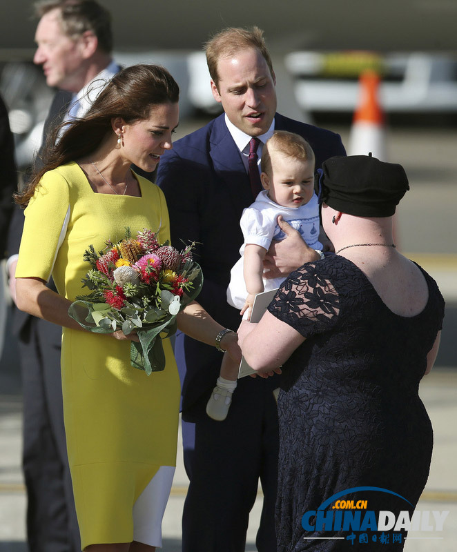 英国乔治小王子抵达澳大利亚 全程“臭脸”似心情不好