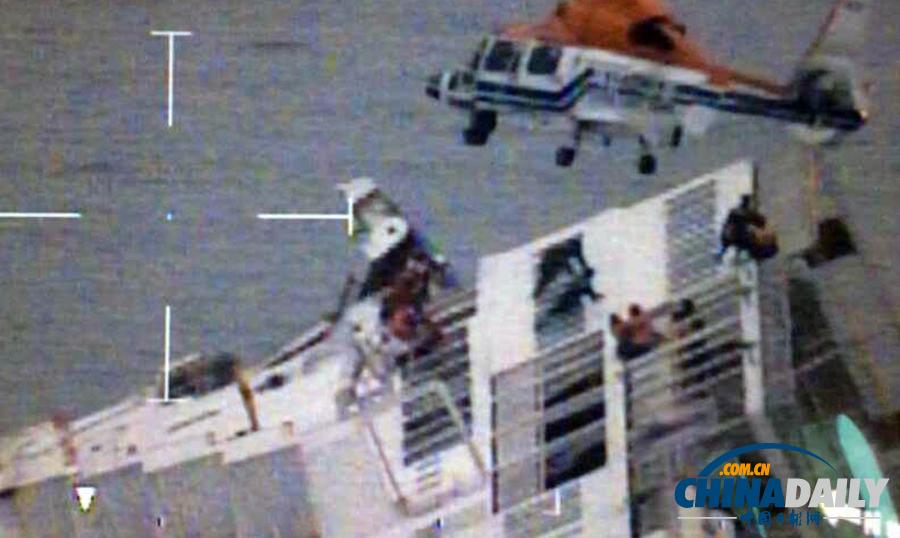 韩国沉船致2人遇难290余人失踪 救援现场画面曝光