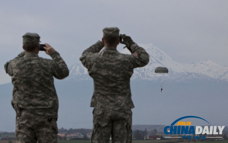 美军士兵于科索沃参与高空伞降训练