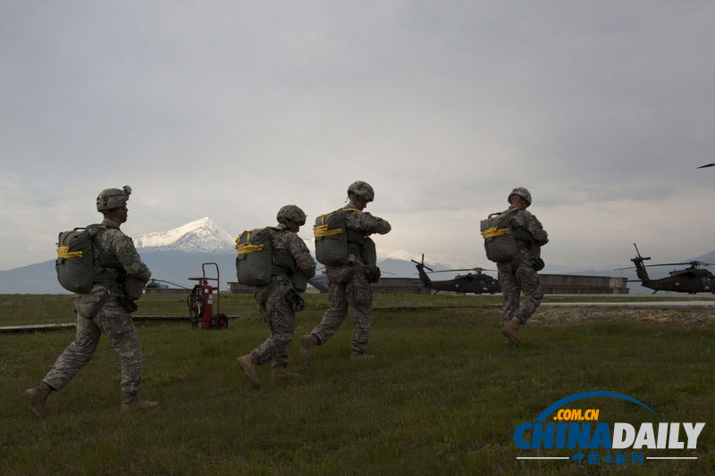 美军士兵于科索沃参与高空伞降训练
