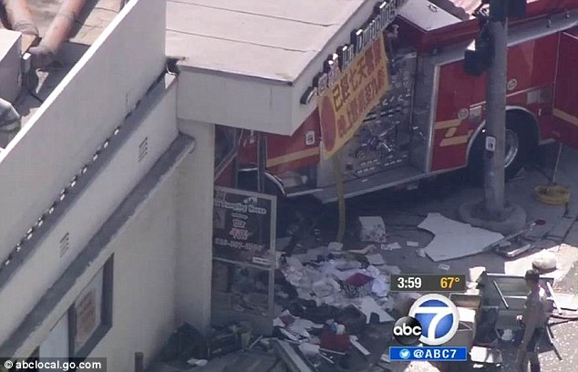 洛杉矶两辆消防车相撞冲入中餐厅 至少14人受伤