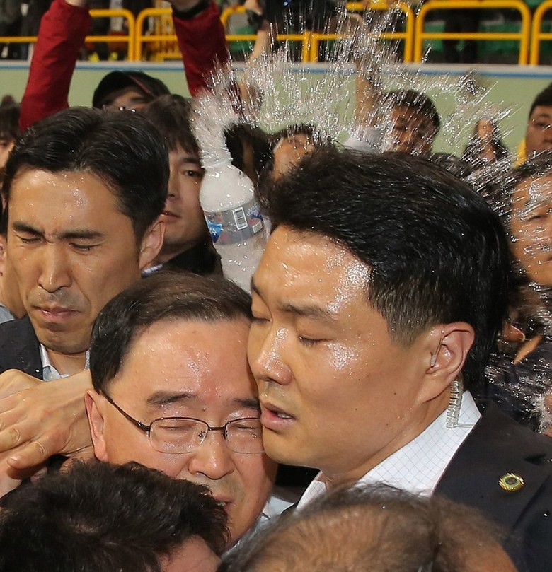 韩国沉没客轮失踪者家属情绪激动 掌掴政府官员