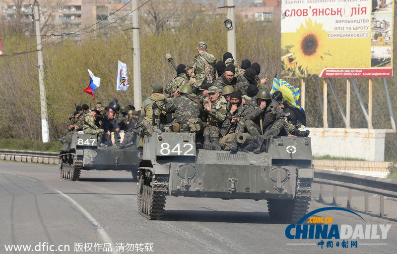 俄罗斯武装战车驶入乌东部城市 受民众夹道欢迎