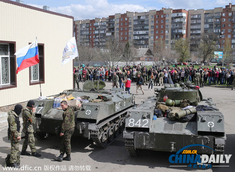 俄罗斯武装战车驶入乌东部城市 受民众夹道欢迎
