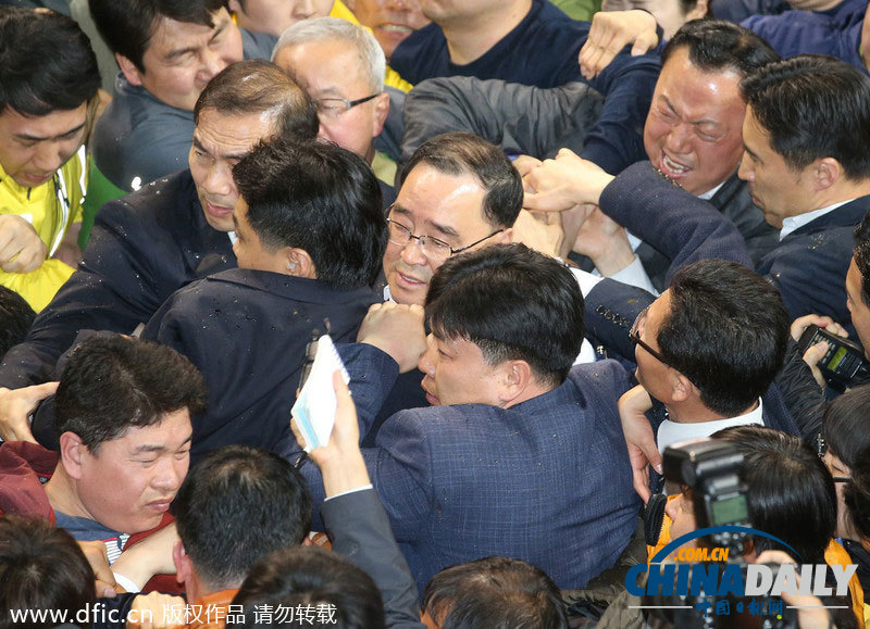 韩国沉没客轮家属情绪激动 围堵总理怒斥救援不力