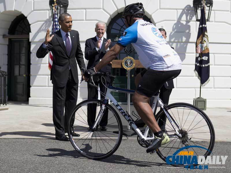 奥巴马出席退伍受伤士兵自行车赛 做鬼脸卖萌